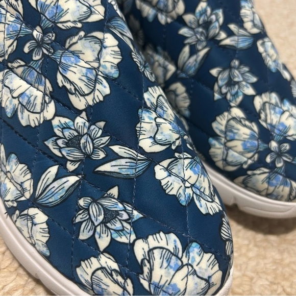 VB CLOUD by VERA BRADLEY-Convertible Slip-On Shoe Dive Floral Medallion Size 7 - Picture 3 of 9